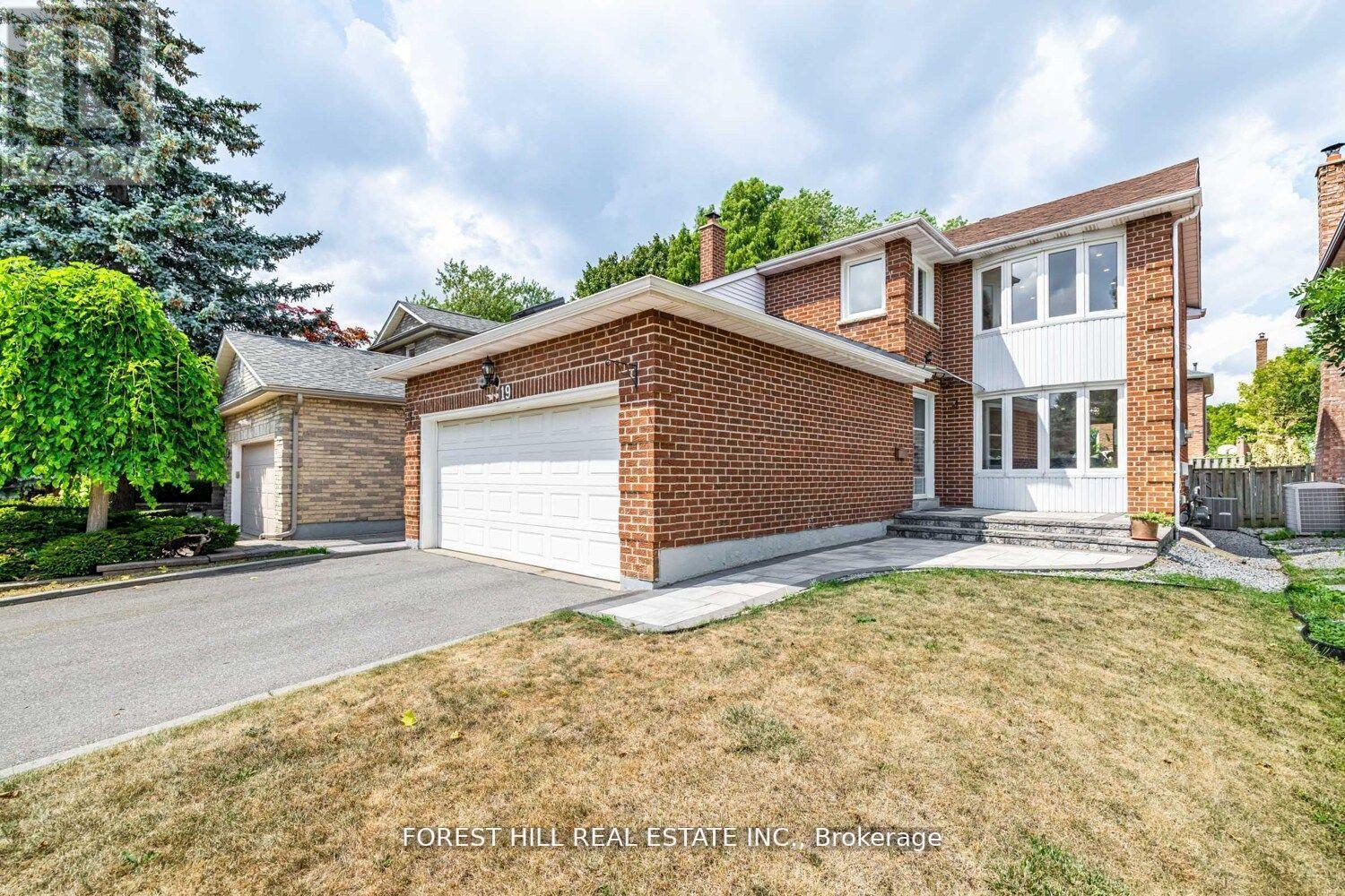19 Eleanor Circle, Richmond Hill, Ontario  L4C 6K6 - Photo 2 - N12456466