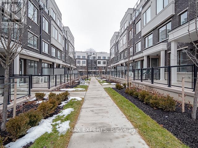 61 - 300 ALEX GARDNER CIRCLE, Aurora, Ontario