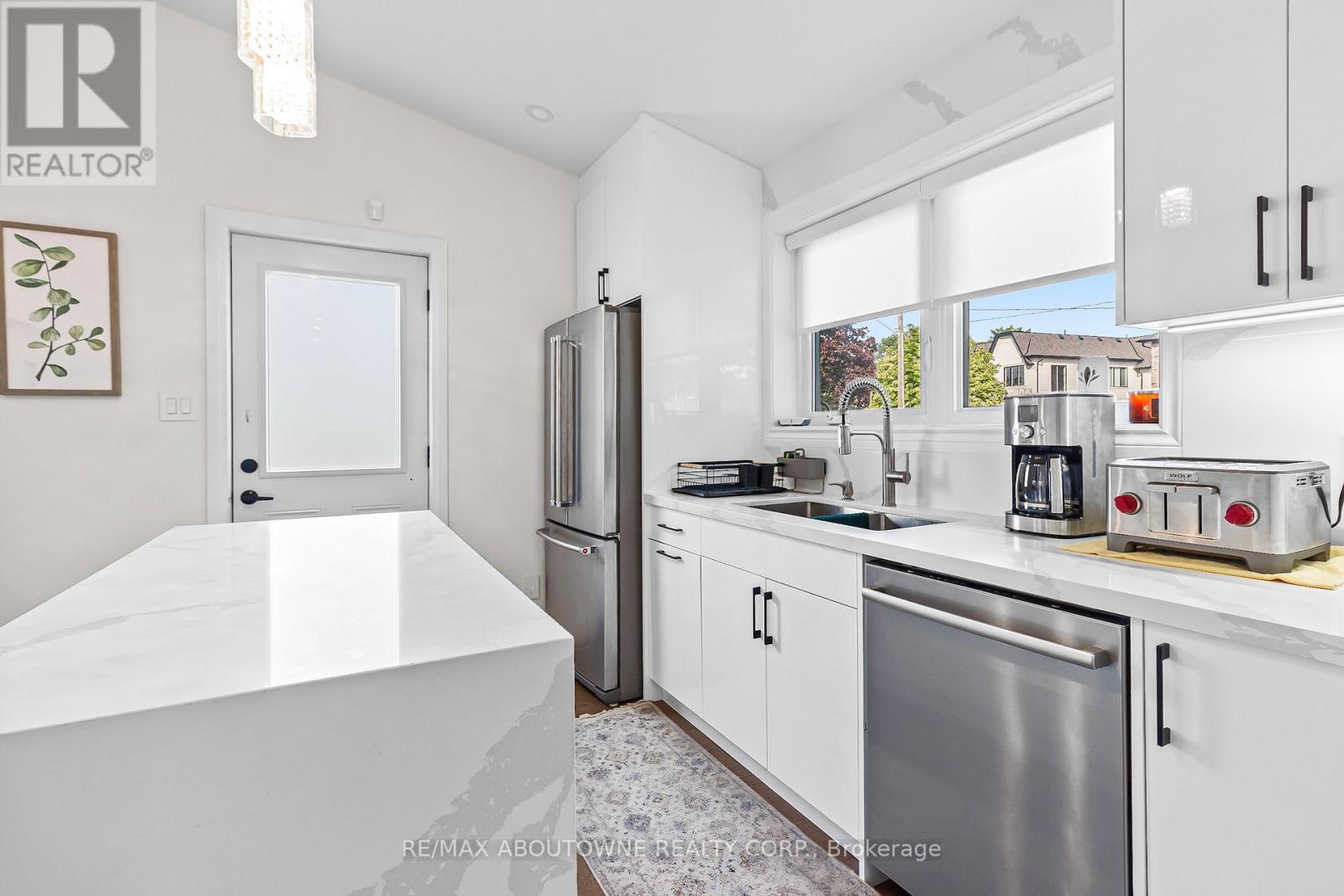 Upper - 523 Pinegrove Road, Oakville, Ontario  L6K 2C2 - Photo 7 - W12280690