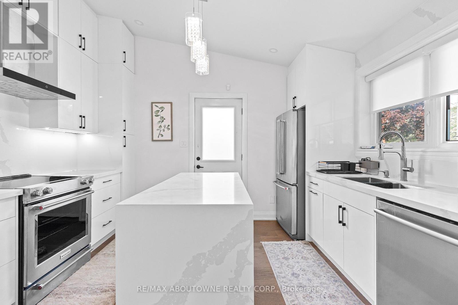 Upper - 523 Pinegrove Road, Oakville, Ontario  L6K 2C2 - Photo 12 - W12280690