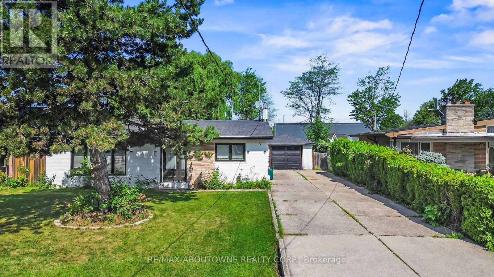 Upper - 523 Pinegrove Road, Oakville, Ontario  L6K 2C2 - Photo 2 - W12280690