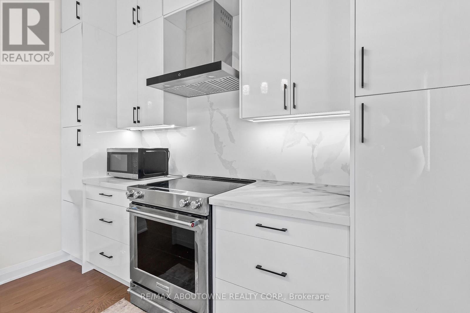 Upper - 523 Pinegrove Road, Oakville, Ontario  L6K 2C2 - Photo 9 - W12280690