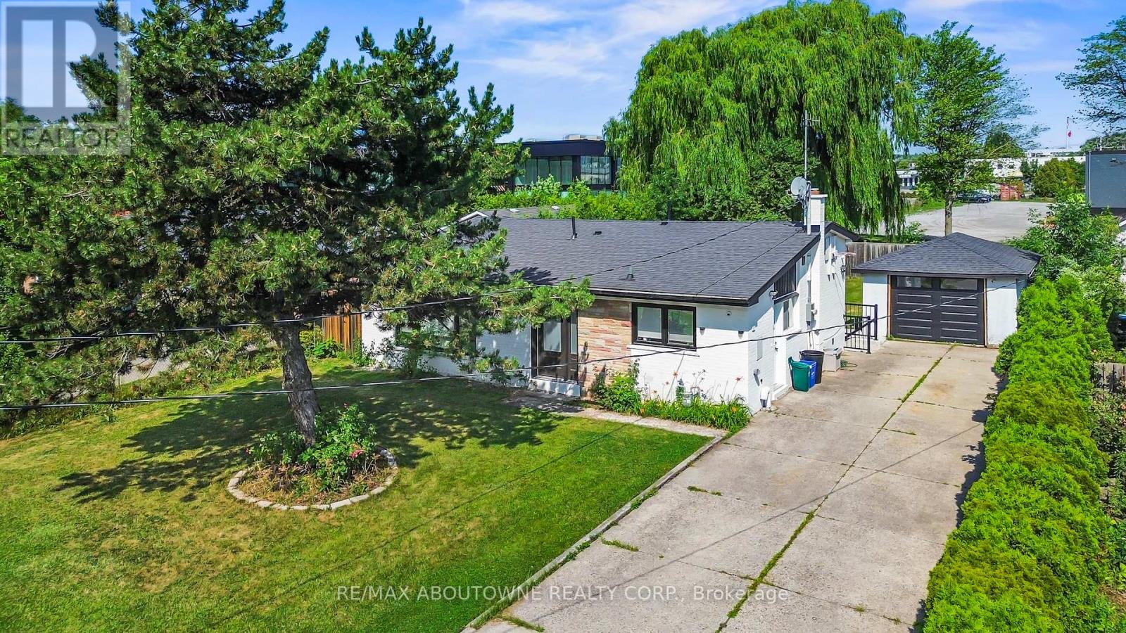 Upper - 523 Pinegrove Road, Oakville, Ontario  L6K 2C2 - Photo 3 - W12280690