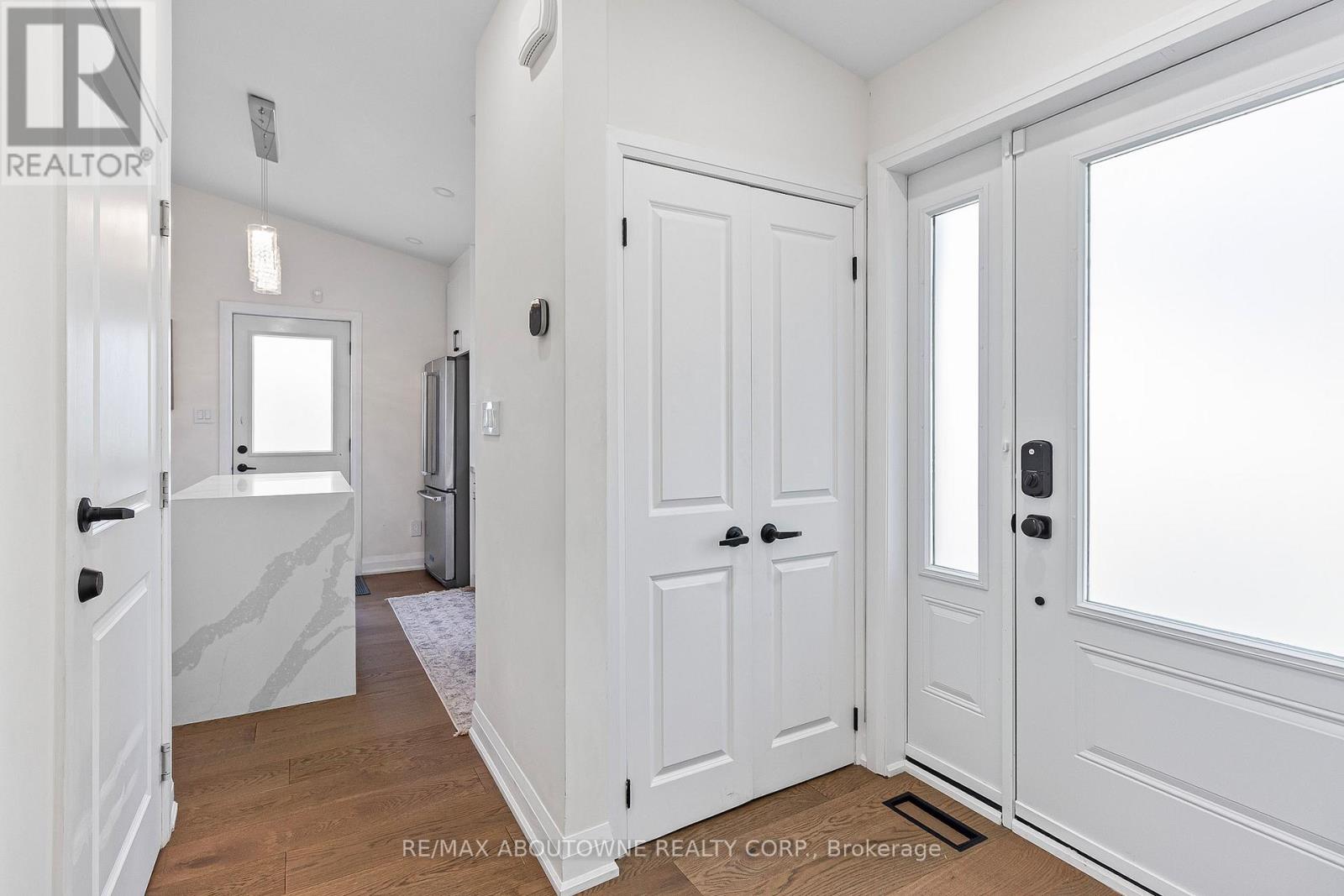 Upper - 523 Pinegrove Road, Oakville, Ontario  L6K 2C2 - Photo 5 - W12280690