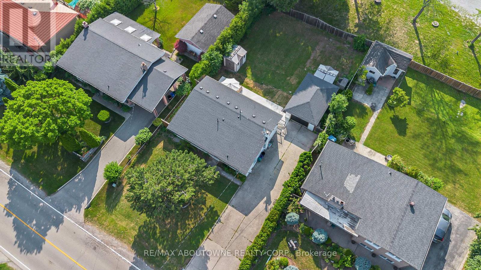 Upper - 523 Pinegrove Road, Oakville, Ontario  L6K 2C2 - Photo 4 - W12280690