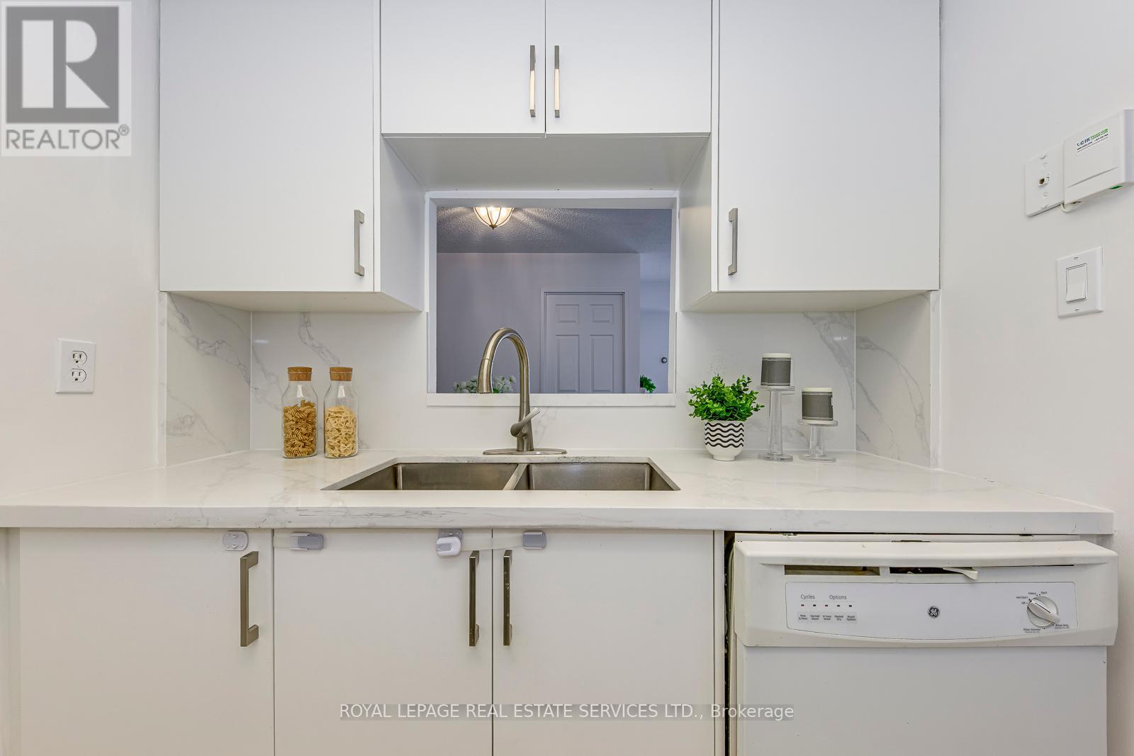 1008 - 265 Enfield Place, Mississauga, Ontario  L5B 3Y7 - Photo 3 - W12424933