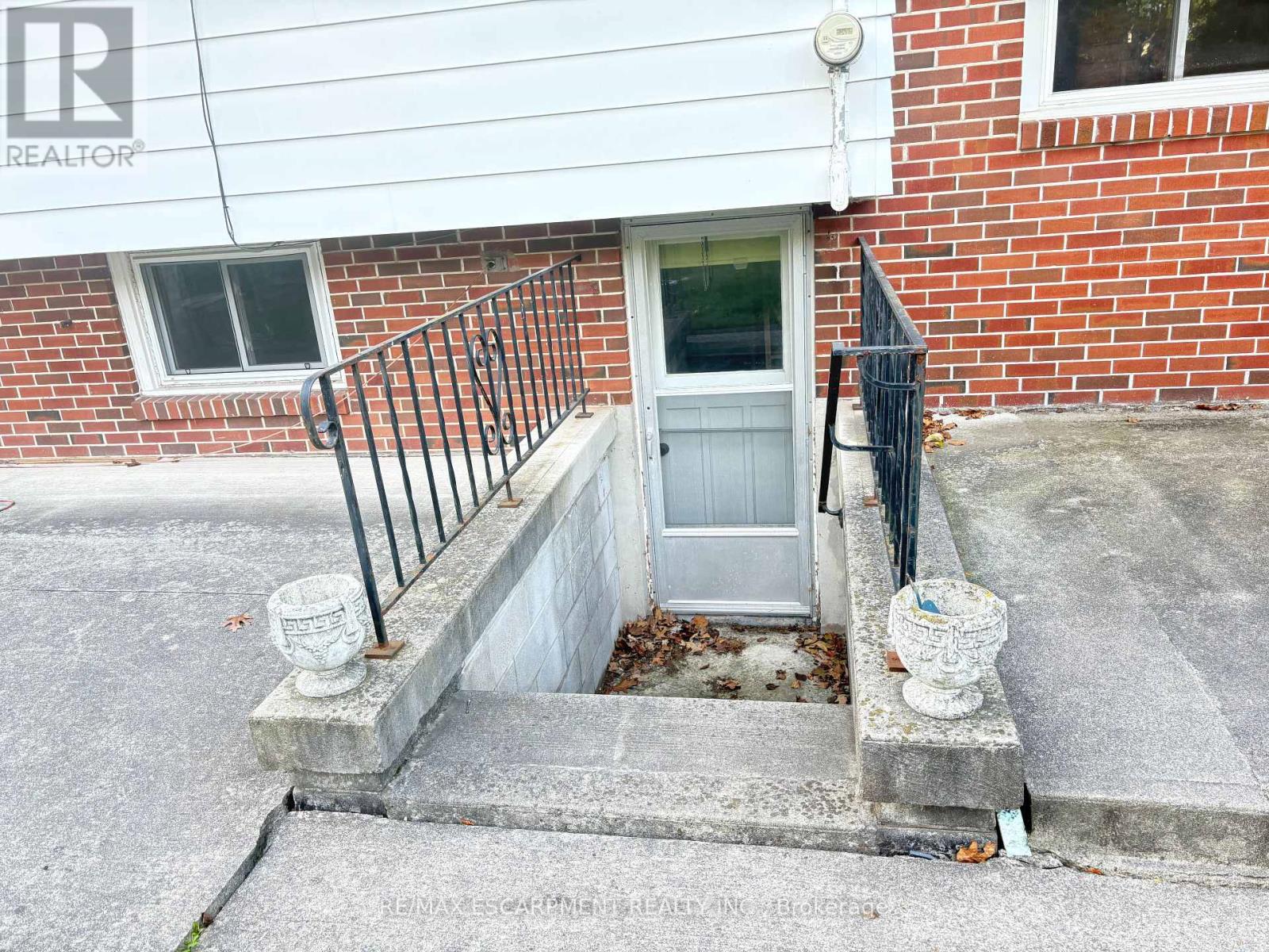 241 Tottenham Road, Burlington, Ontario  L7L 4G5 - Photo 35 - W12456361