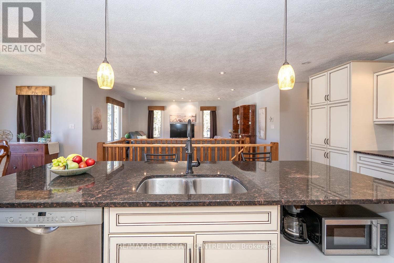 405 Minnie Street, North Huron, Ontario  N0G 2W0 - Photo 7 - X12115412