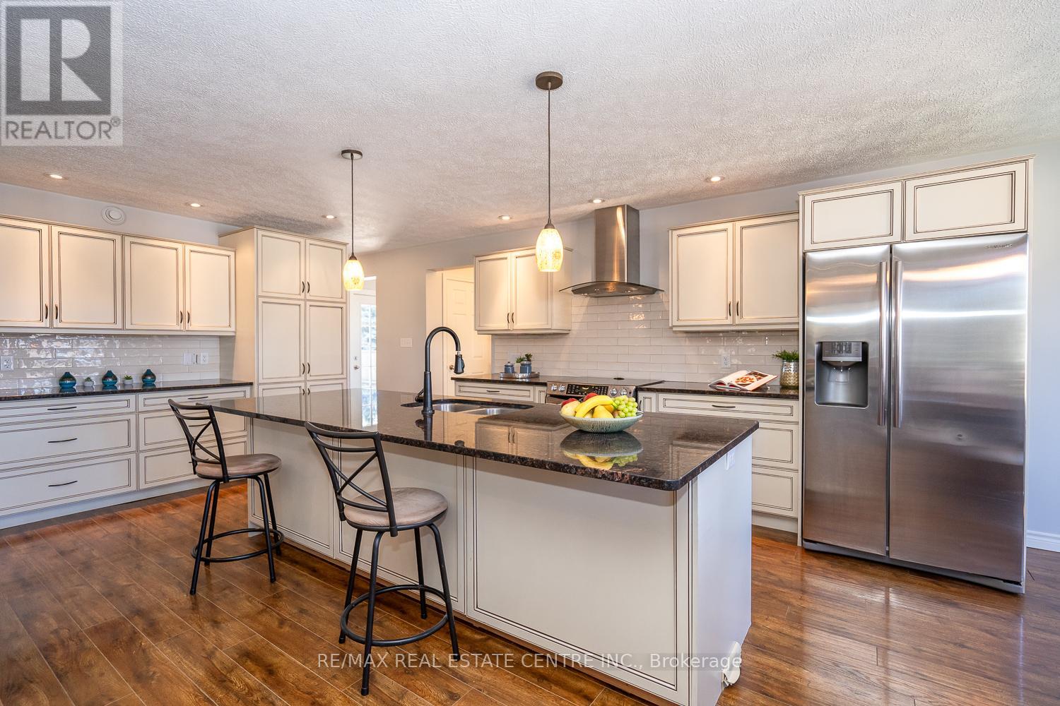 405 Minnie Street, North Huron, Ontario  N0G 2W0 - Photo 9 - X12115412