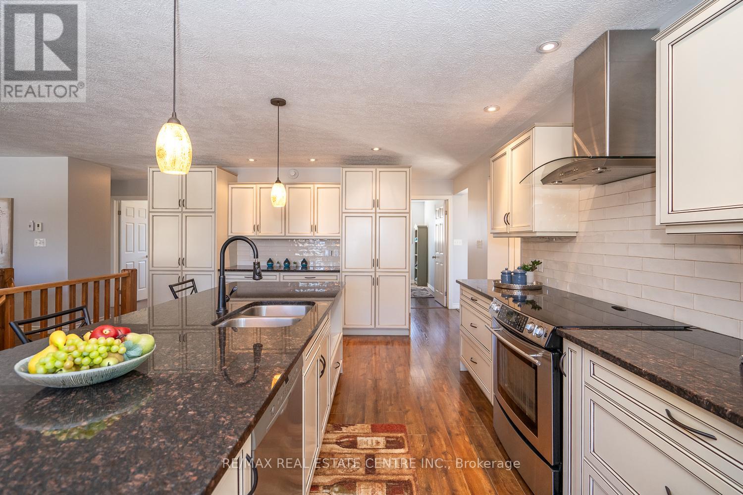 405 Minnie Street, North Huron, Ontario  N0G 2W0 - Photo 8 - X12115412