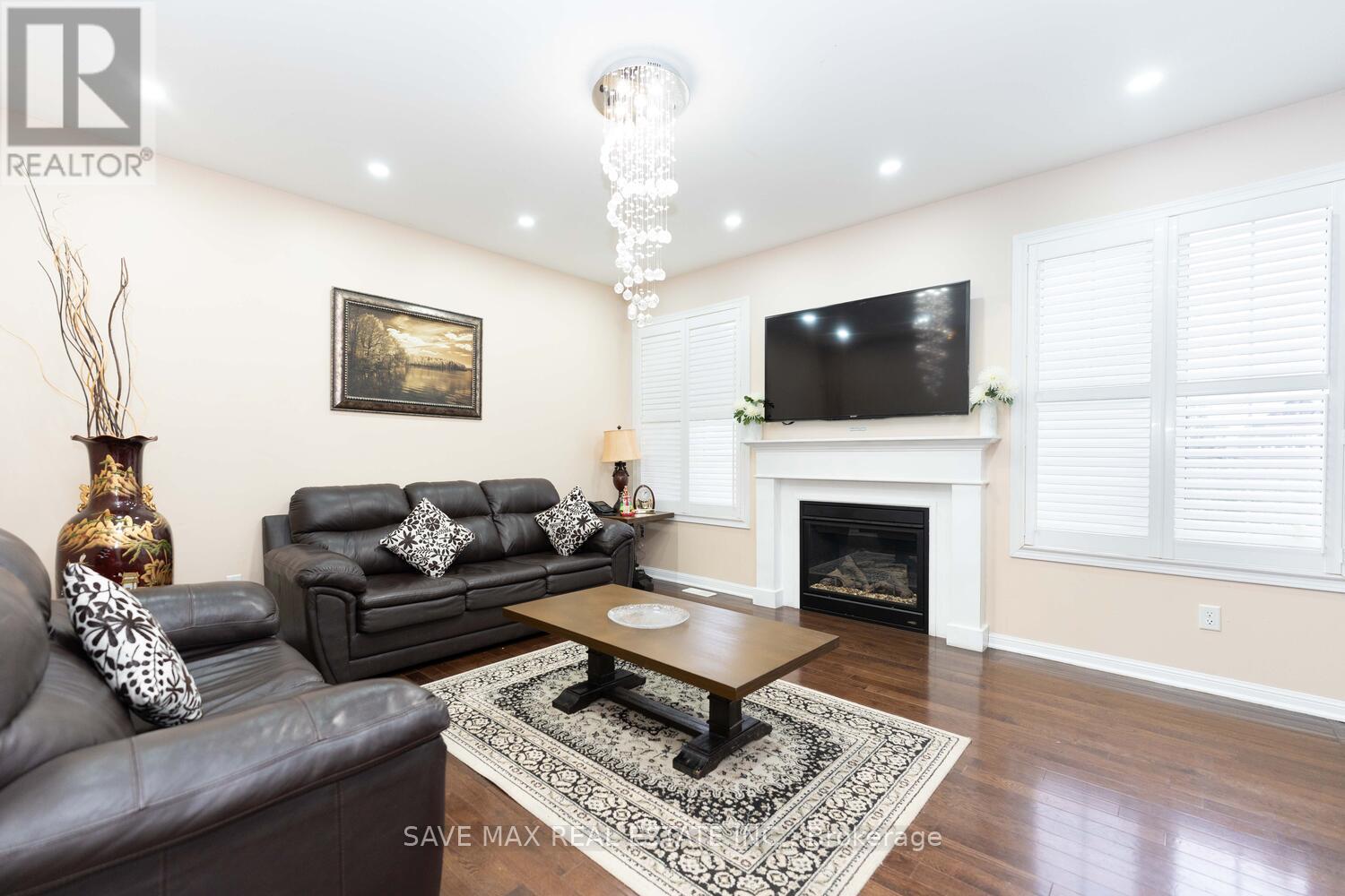 4 Donomore Drive, Brampton, Ontario  L7A 0S8 - Photo 5 - W12456465