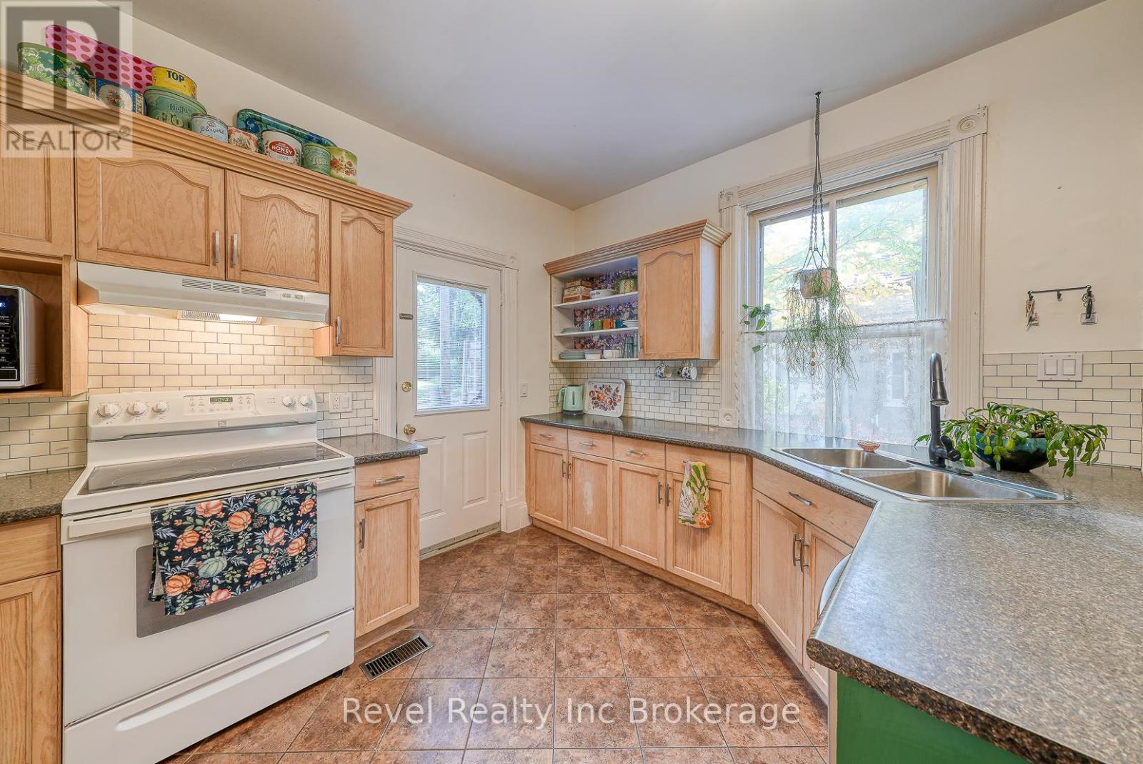 70 Oxford Street, Woodstock, Ontario  N4S 6A5 - Photo 17 - X12456568