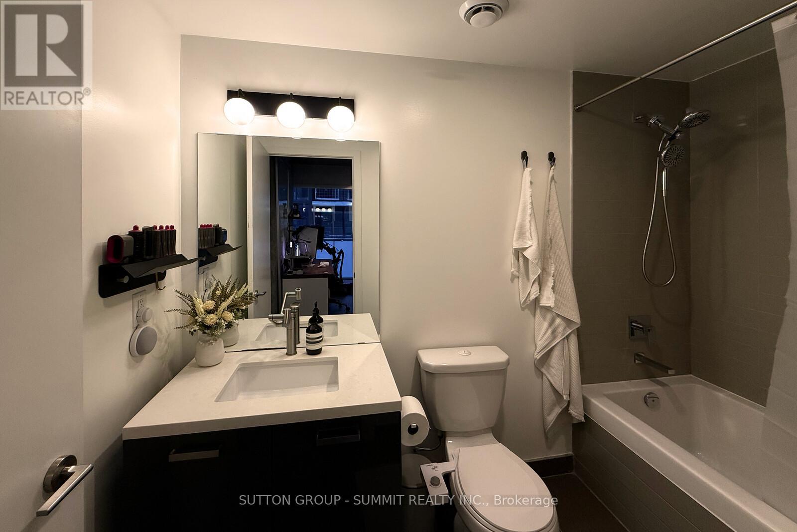 902 - 11 Charlotte Street, Toronto, Ontario  M5V 0M6 - Photo 13 - C12456609