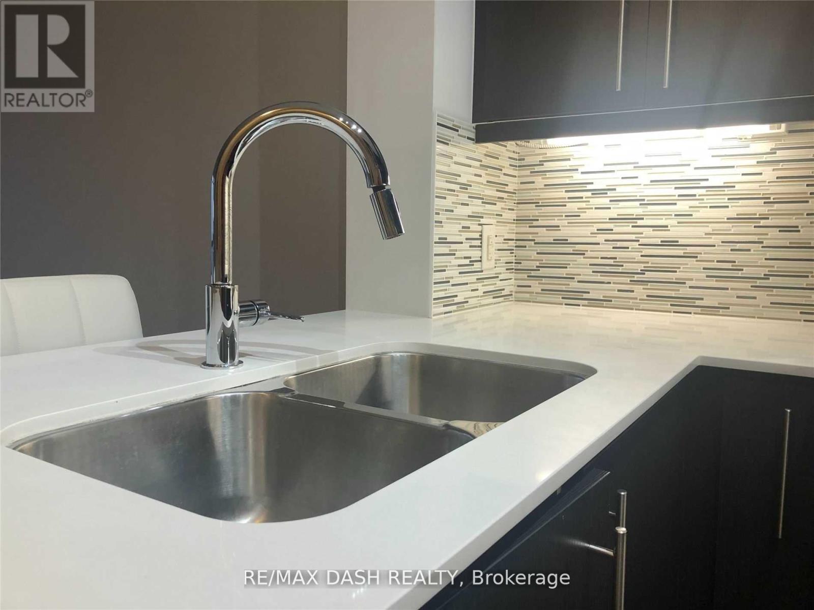 711 - 55 Oneida Crescent, Richmond Hill, Ontario  L4B 4T9 - Photo 7 - N12456517