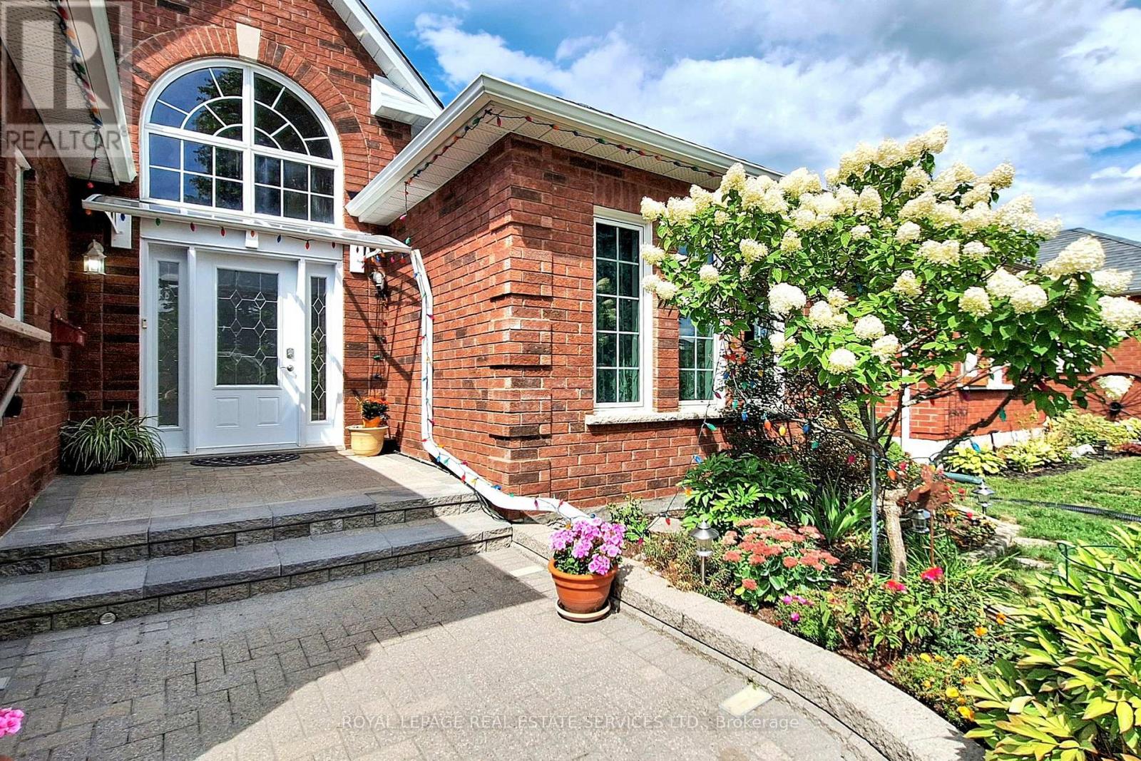 135 Mainprize Crescent, East Gwillimbury, Ontario  L0G 1M0 - Photo 2 - N12456591