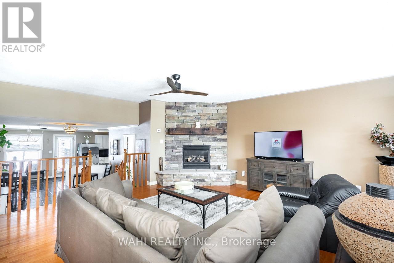 1336 Maple Road, Innisfil, Ontario  L0L 1C0 - Photo 2 - N12456645