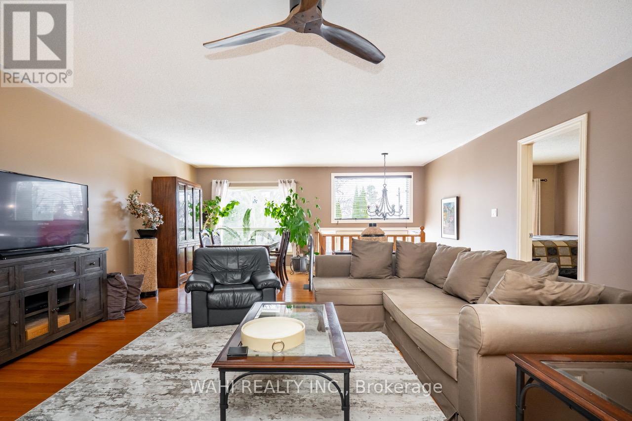 1336 Maple Road, Innisfil, Ontario  L0L 1C0 - Photo 3 - N12456645