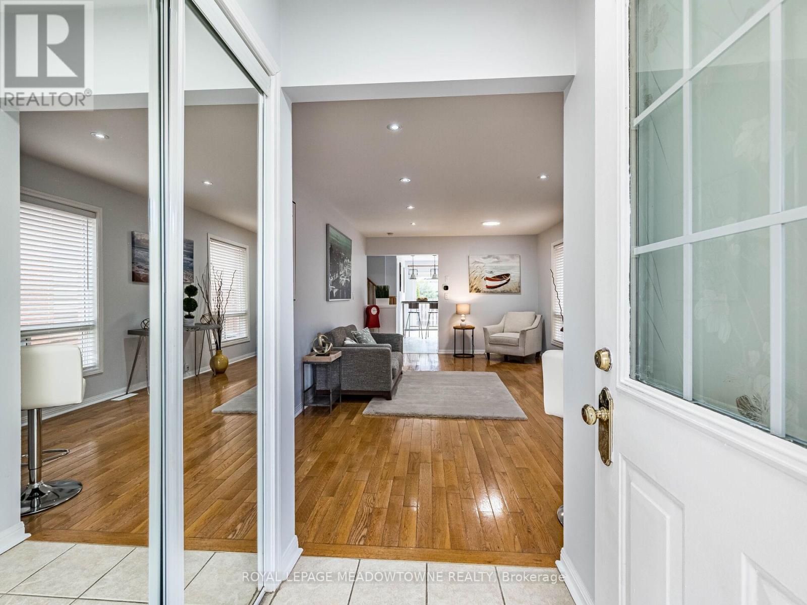641 Porter Way, Milton, Ontario  L9T 5W2 - Photo 4 - W12456541