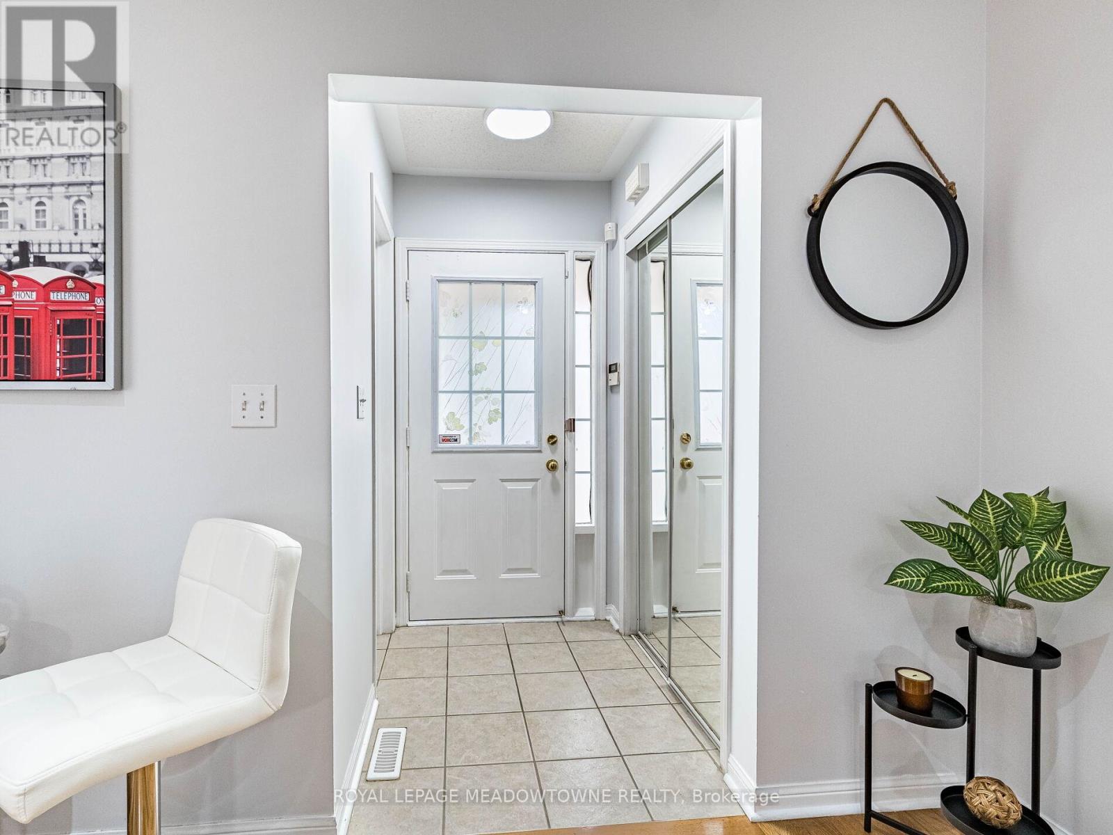 641 Porter Way, Milton, Ontario  L9T 5W2 - Photo 5 - W12456541