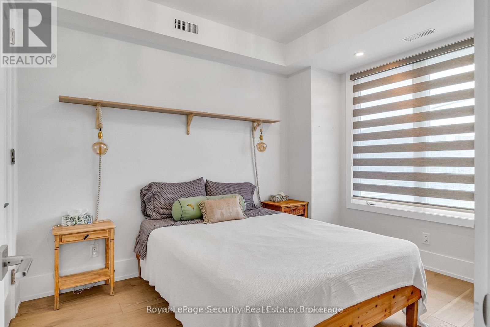 Main Floor - 411 Blackthorn Avenue, Toronto, Ontario  M6M 3C1 - Photo 11 - W12456548