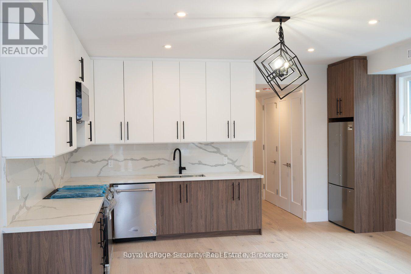 Main Floor - 411 Blackthorn Avenue, Toronto, Ontario  M6M 3C1 - Photo 13 - W12456548