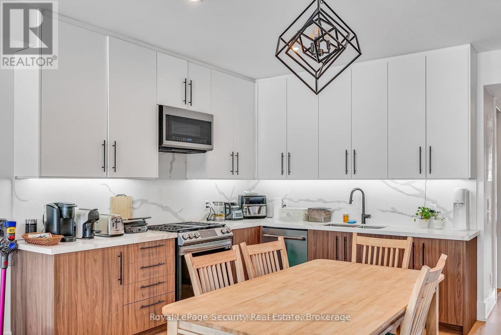 Main Floor - 411 Blackthorn Avenue, Toronto, Ontario  M6M 3C1 - Photo 7 - W12456548