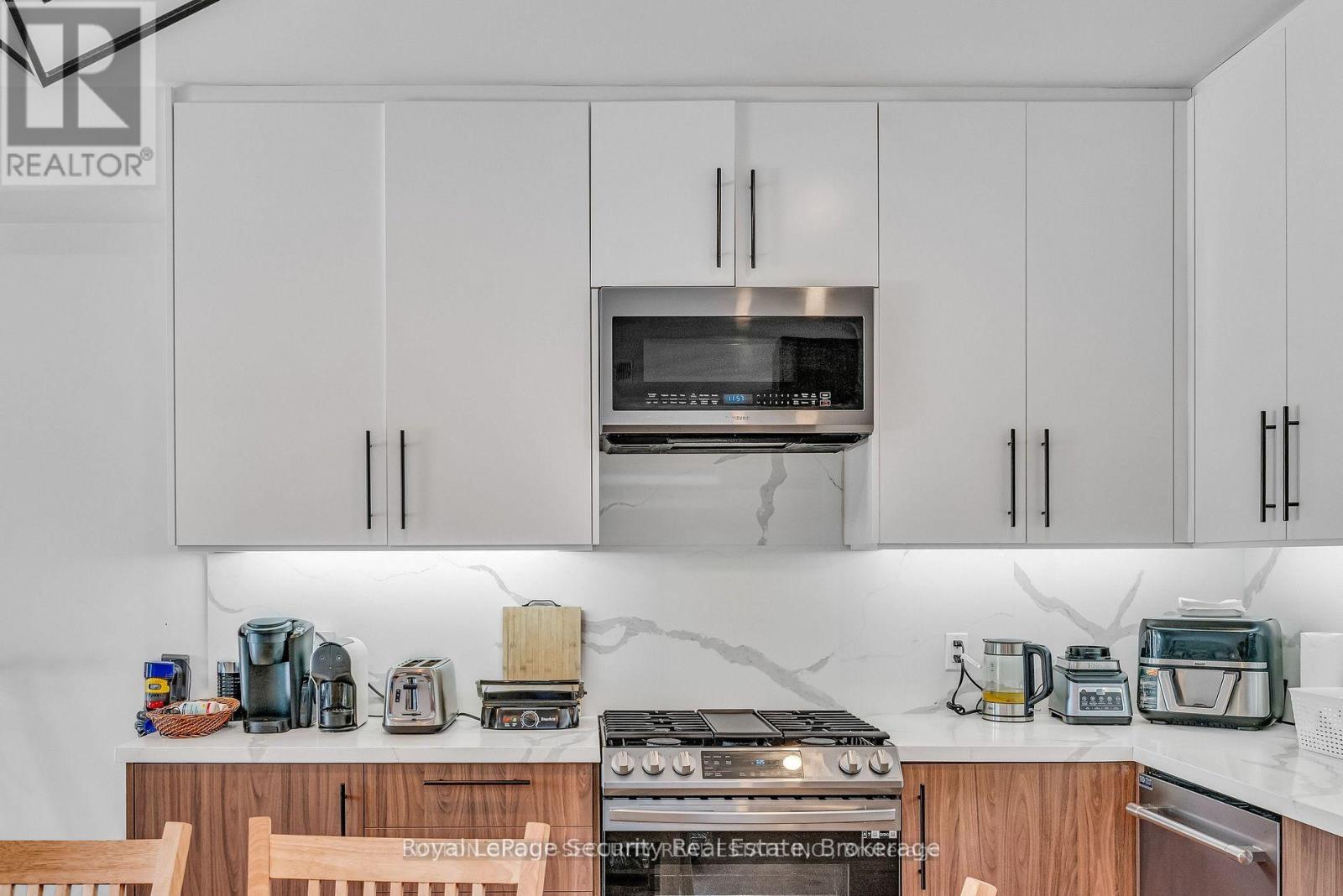 Main Floor - 411 Blackthorn Avenue, Toronto, Ontario  M6M 3C1 - Photo 8 - W12456548