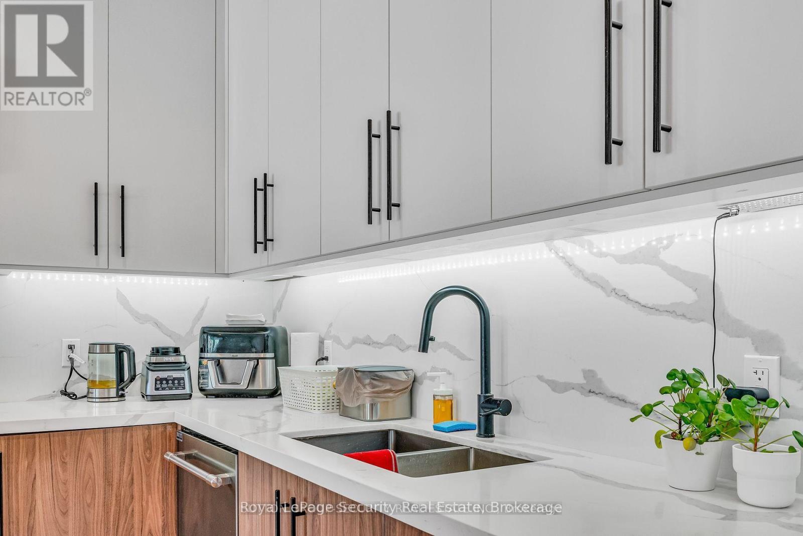 Main Floor - 411 Blackthorn Avenue, Toronto, Ontario  M6M 3C1 - Photo 9 - W12456548