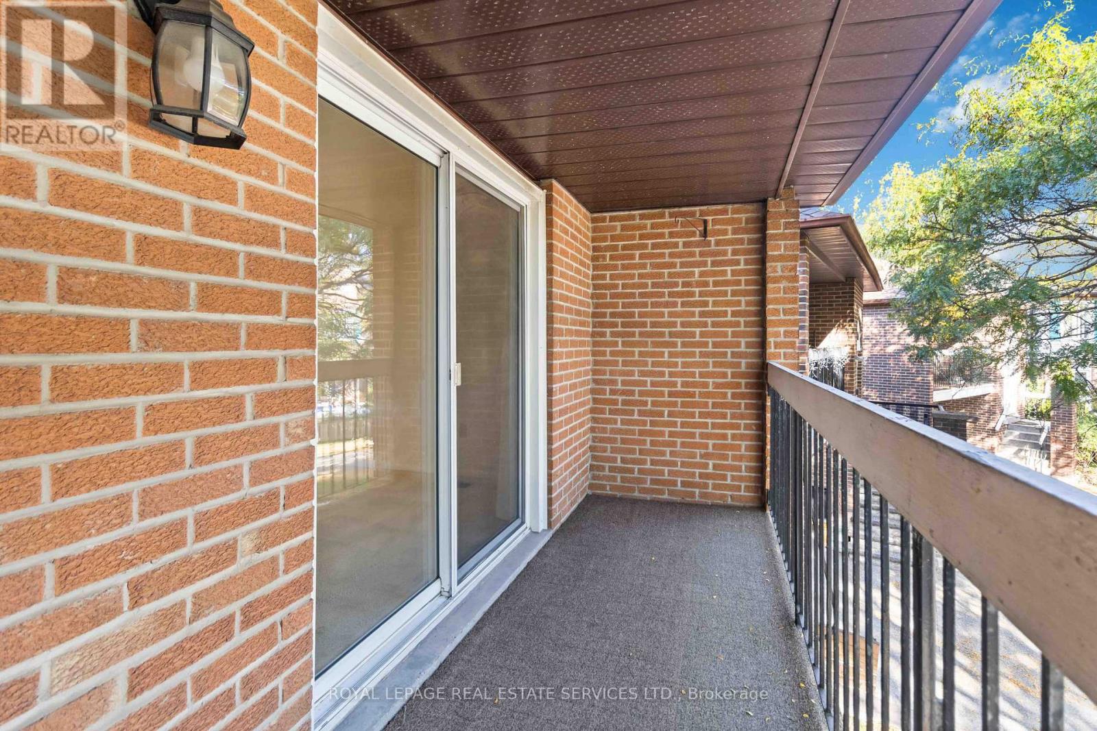 907 Thistle Down Circle, Mississauga, Ontario  L5C 3K5 - Photo 10 - W12456571
