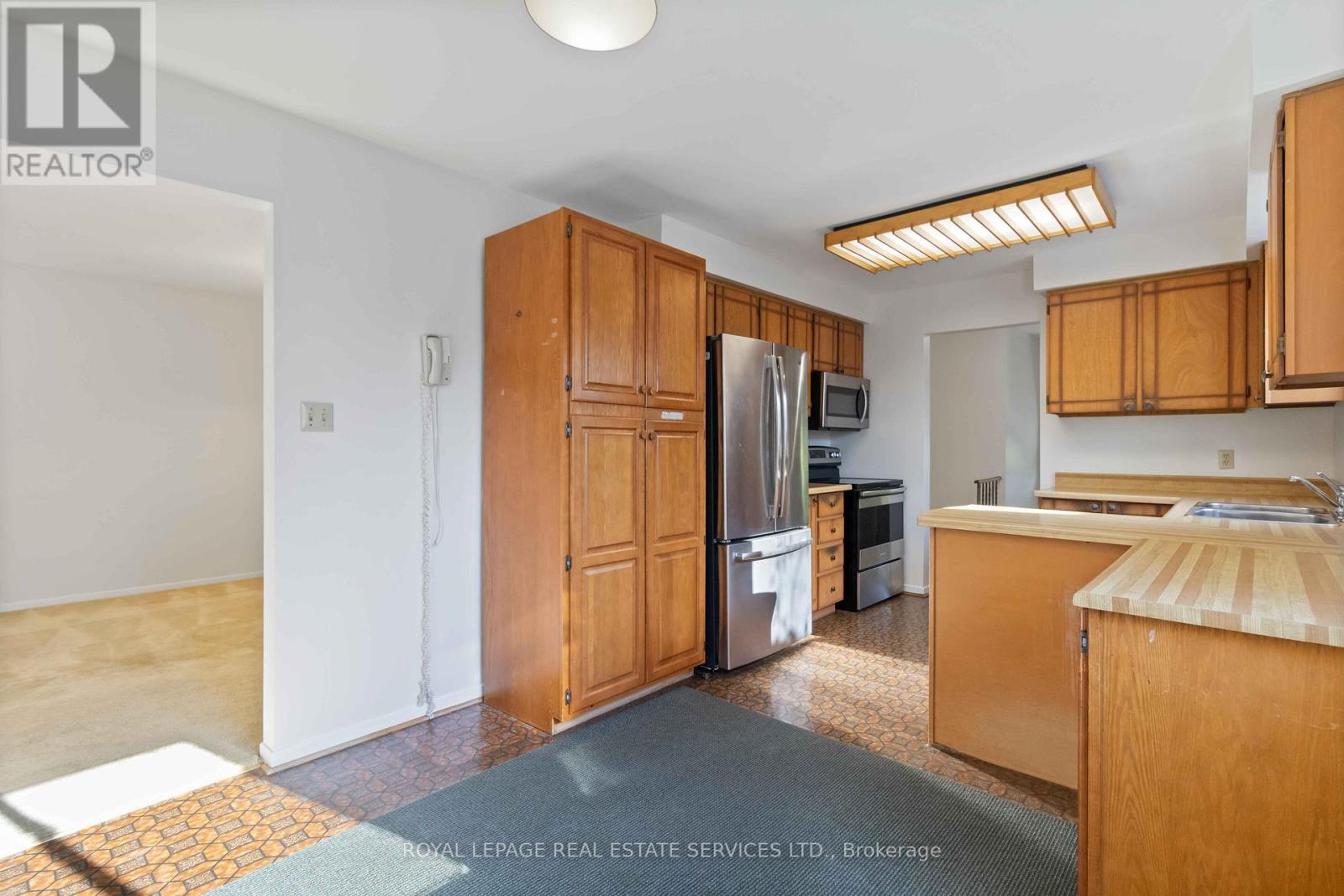 907 Thistle Down Circle, Mississauga, Ontario  L5C 3K5 - Photo 12 - W12456571