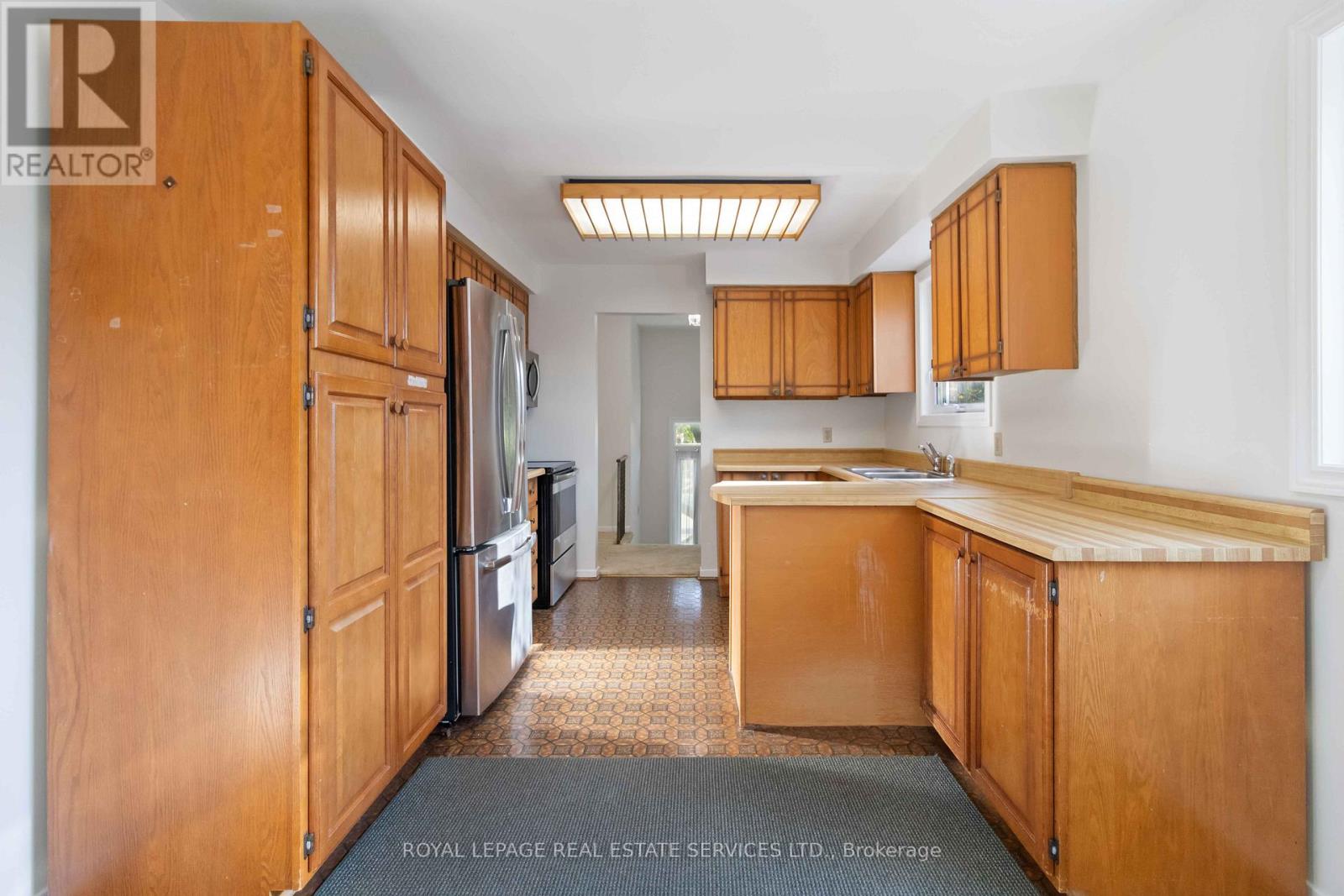 907 Thistle Down Circle, Mississauga, Ontario  L5C 3K5 - Photo 14 - W12456571
