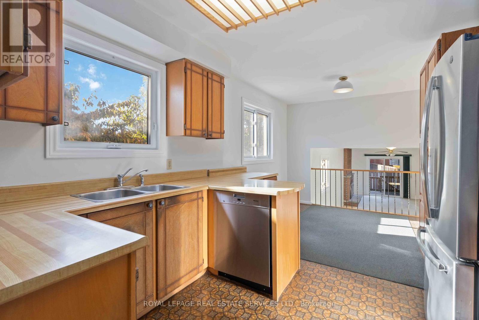 907 Thistle Down Circle, Mississauga, Ontario  L5C 3K5 - Photo 17 - W12456571
