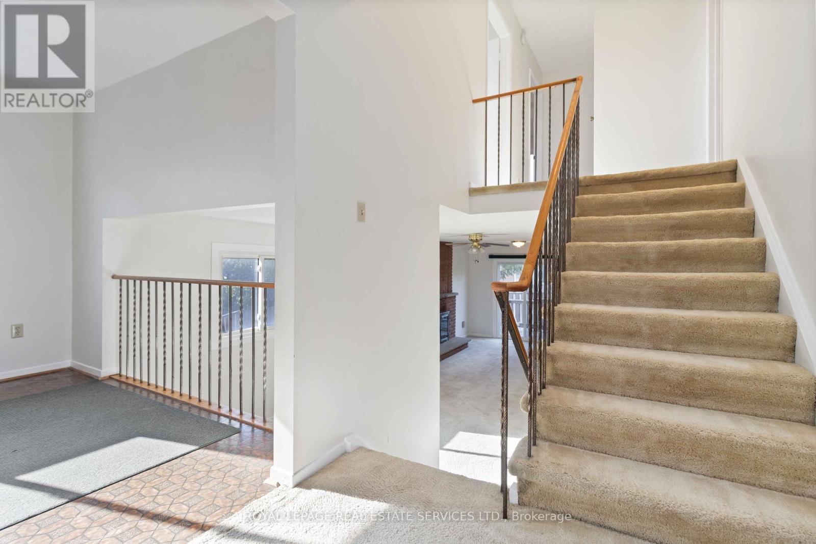 907 Thistle Down Circle, Mississauga, Ontario  L5C 3K5 - Photo 19 - W12456571