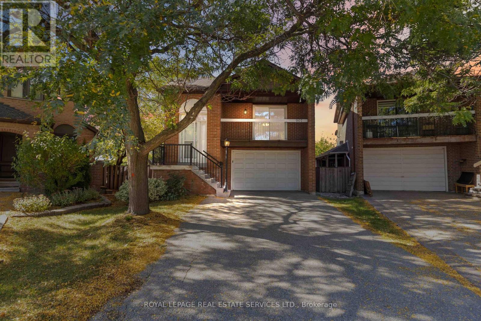 907 Thistle Down Circle, Mississauga, Ontario  L5C 3K5 - Photo 2 - W12456571
