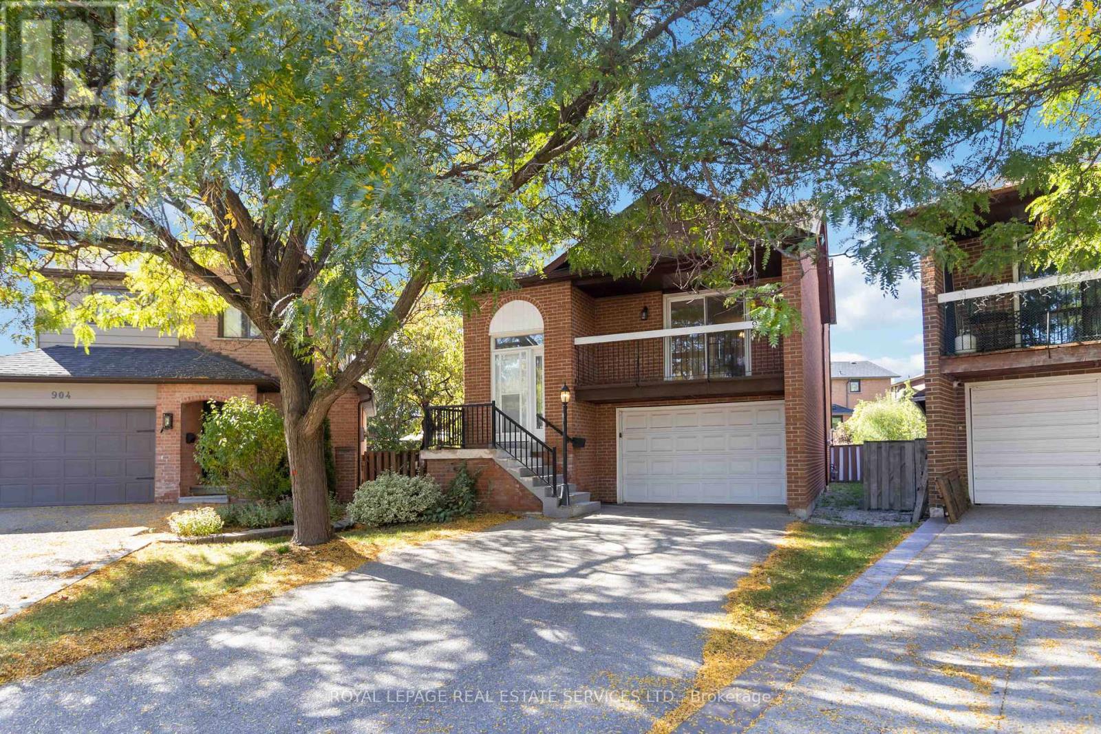 907 Thistle Down Circle, Mississauga, Ontario  L5C 3K5 - Photo 3 - W12456571