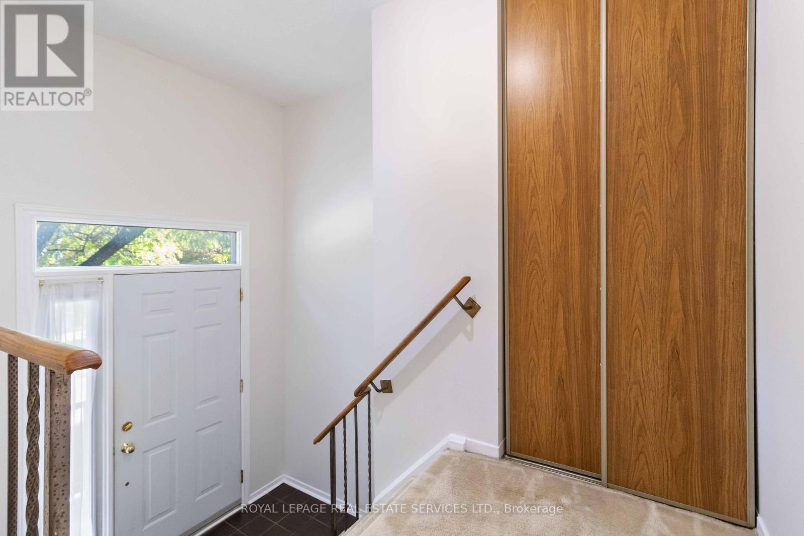 907 Thistle Down Circle, Mississauga, Ontario  L5C 3K5 - Photo 4 - W12456571