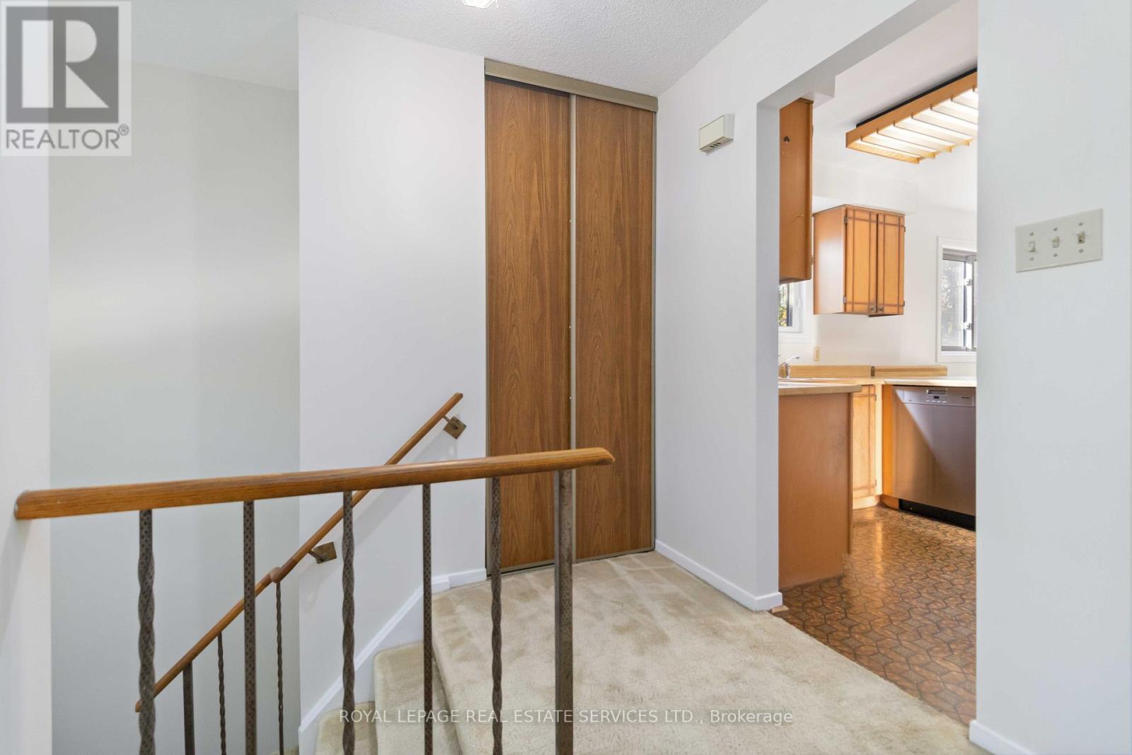 907 Thistle Down Circle, Mississauga, Ontario  L5C 3K5 - Photo 5 - W12456571