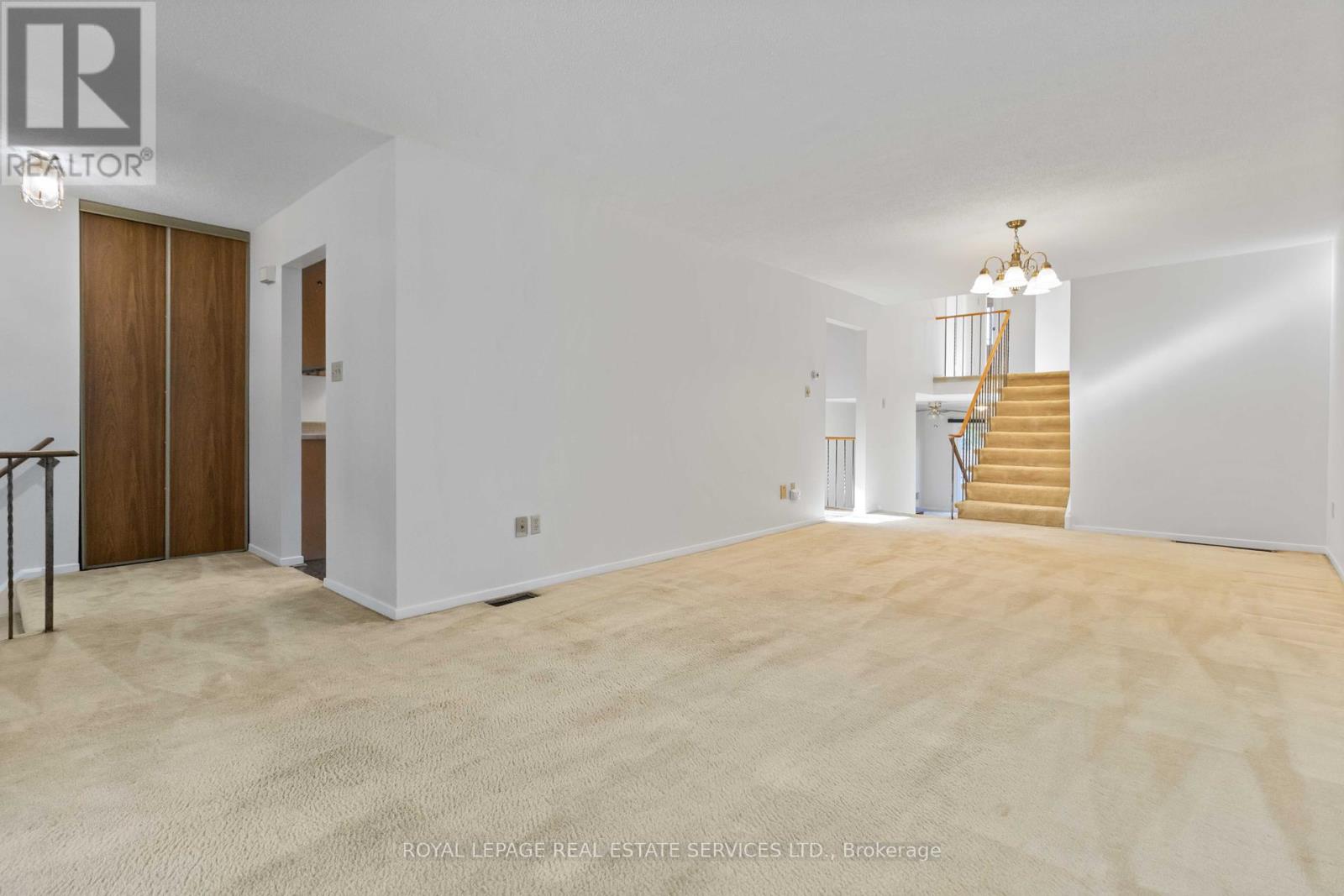 907 Thistle Down Circle, Mississauga, Ontario  L5C 3K5 - Photo 6 - W12456571