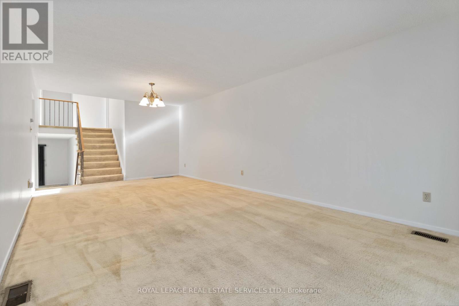 907 Thistle Down Circle, Mississauga, Ontario  L5C 3K5 - Photo 8 - W12456571
