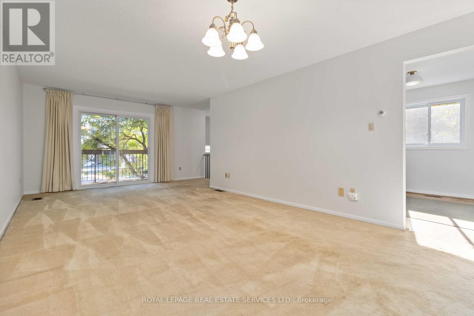 907 Thistle Down Circle, Mississauga, Ontario  L5C 3K5 - Photo 9 - W12456571