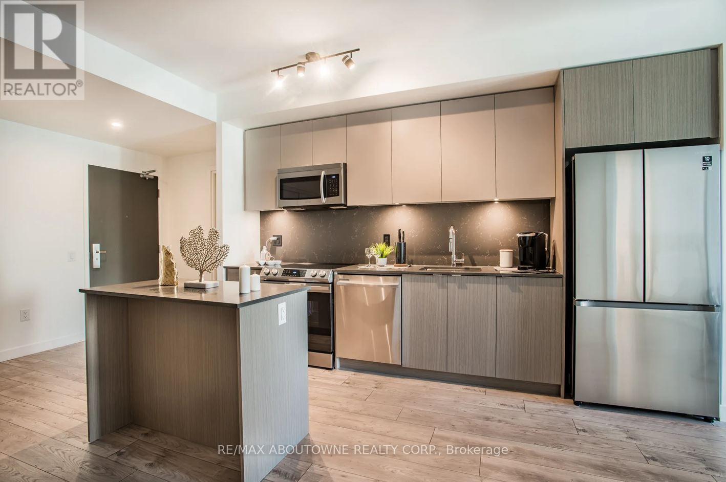 A606 - 125 Bronte Road, Oakville, Ontario  L6L 0H1 - Photo 4 - W12456584