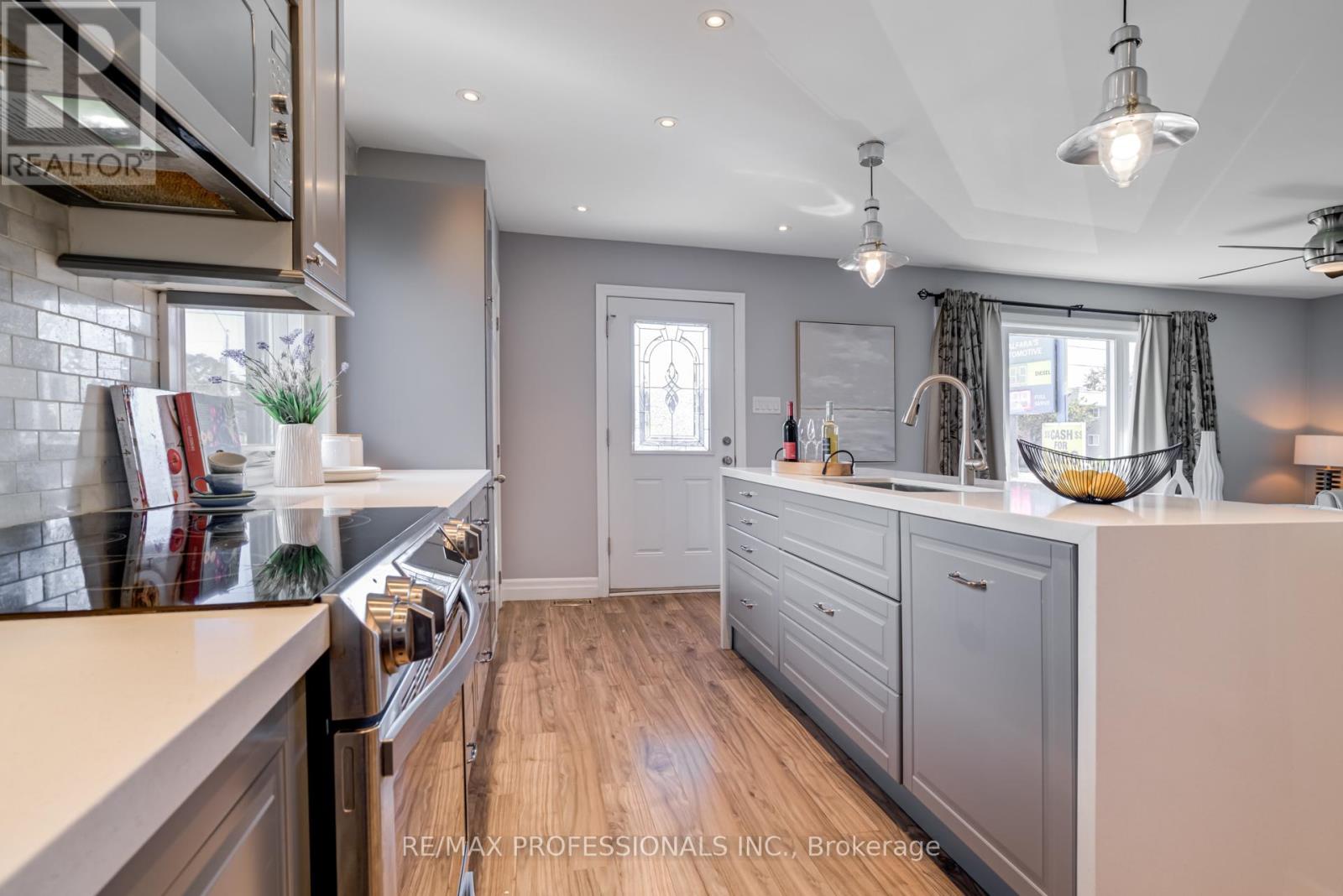 516 Browns Line, Toronto, Ontario  M8W 3V2 - Photo 6 - W12456615