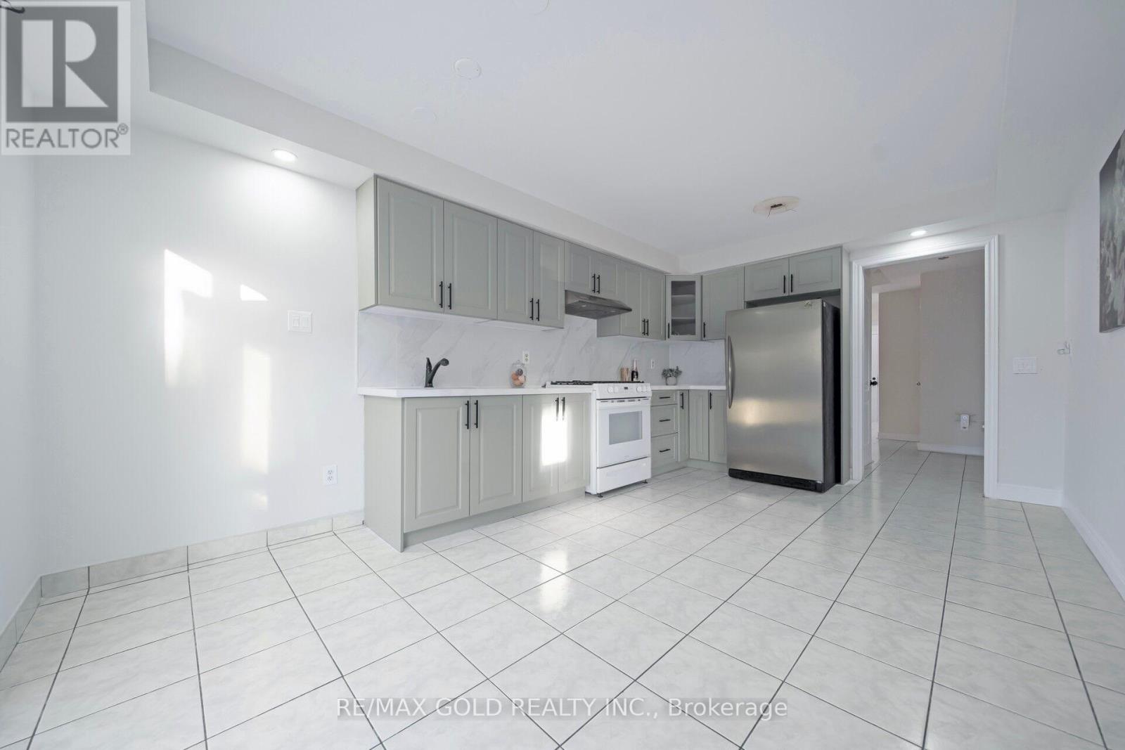 4 Sahara Trail, Brampton, Ontario  L6R 1P2 - Photo 12 - W12456618