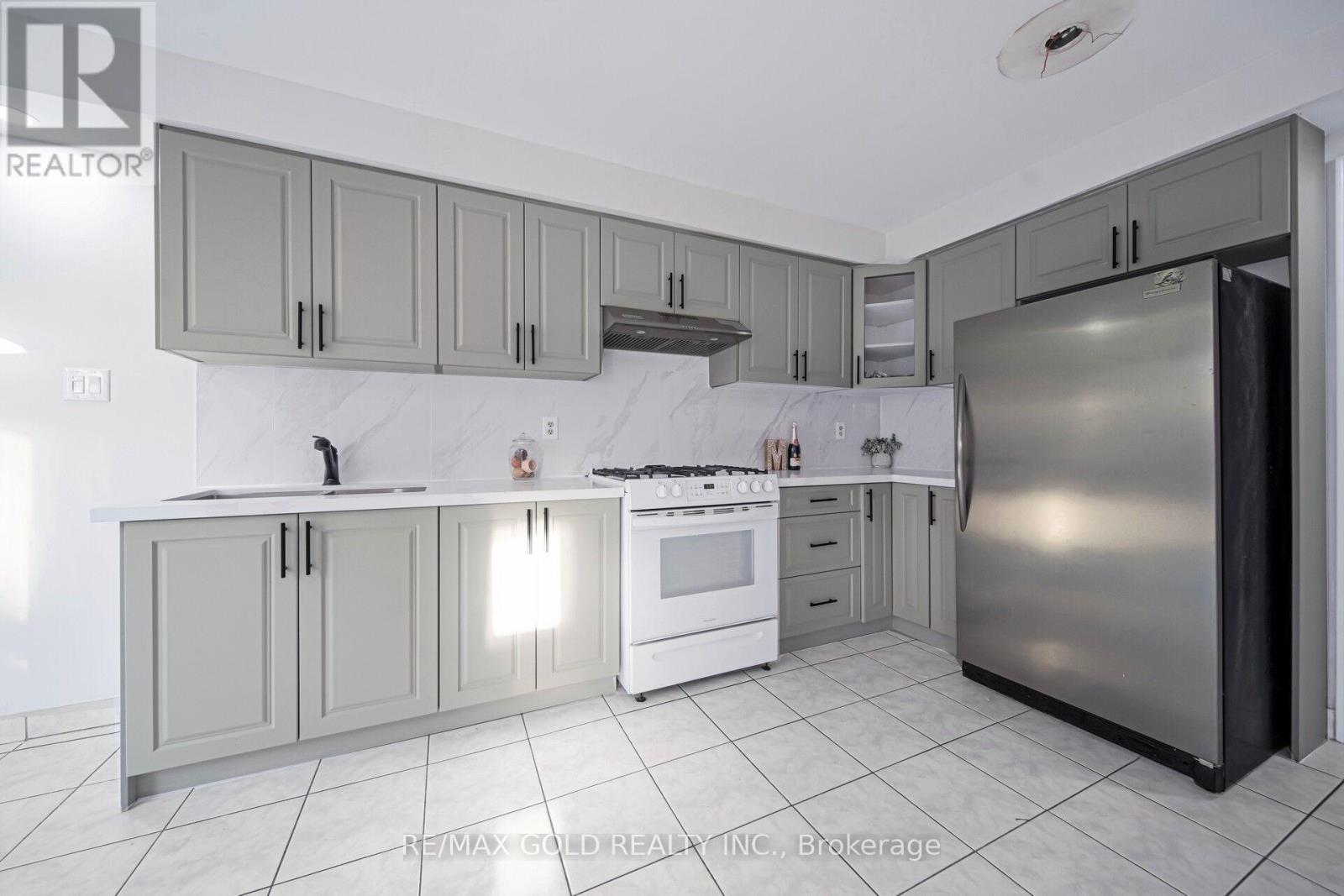 4 Sahara Trail, Brampton, Ontario  L6R 1P2 - Photo 14 - W12456618