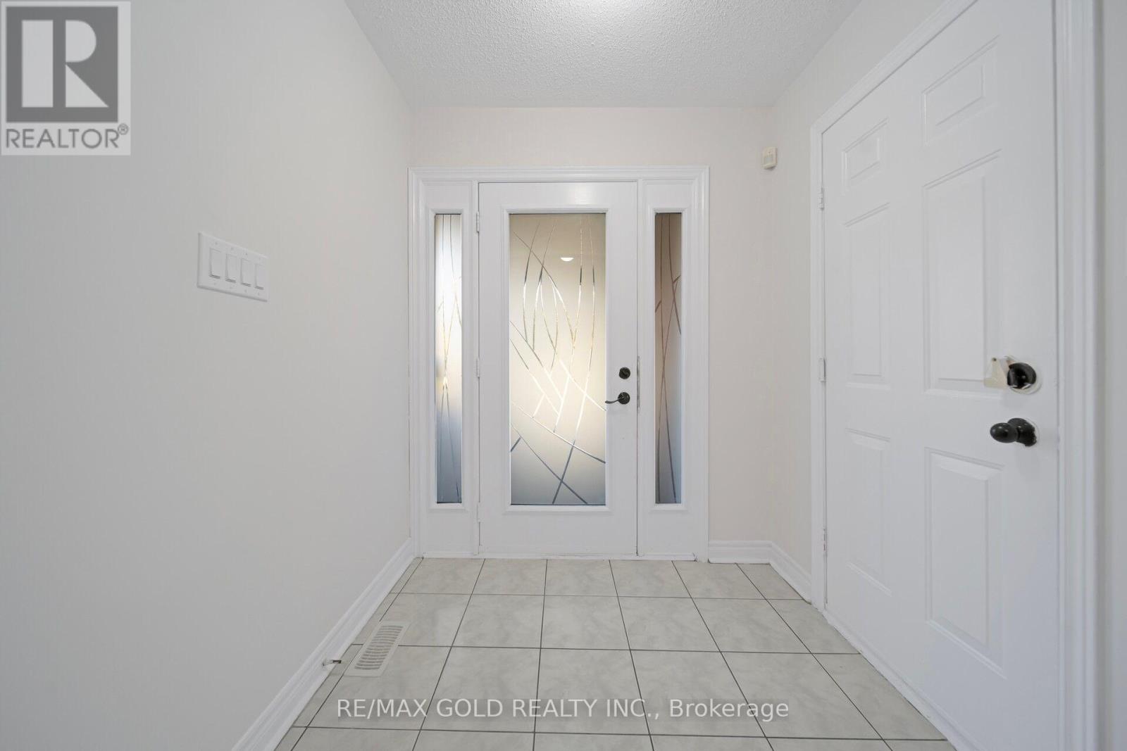 4 Sahara Trail, Brampton, Ontario  L6R 1P2 - Photo 4 - W12456618