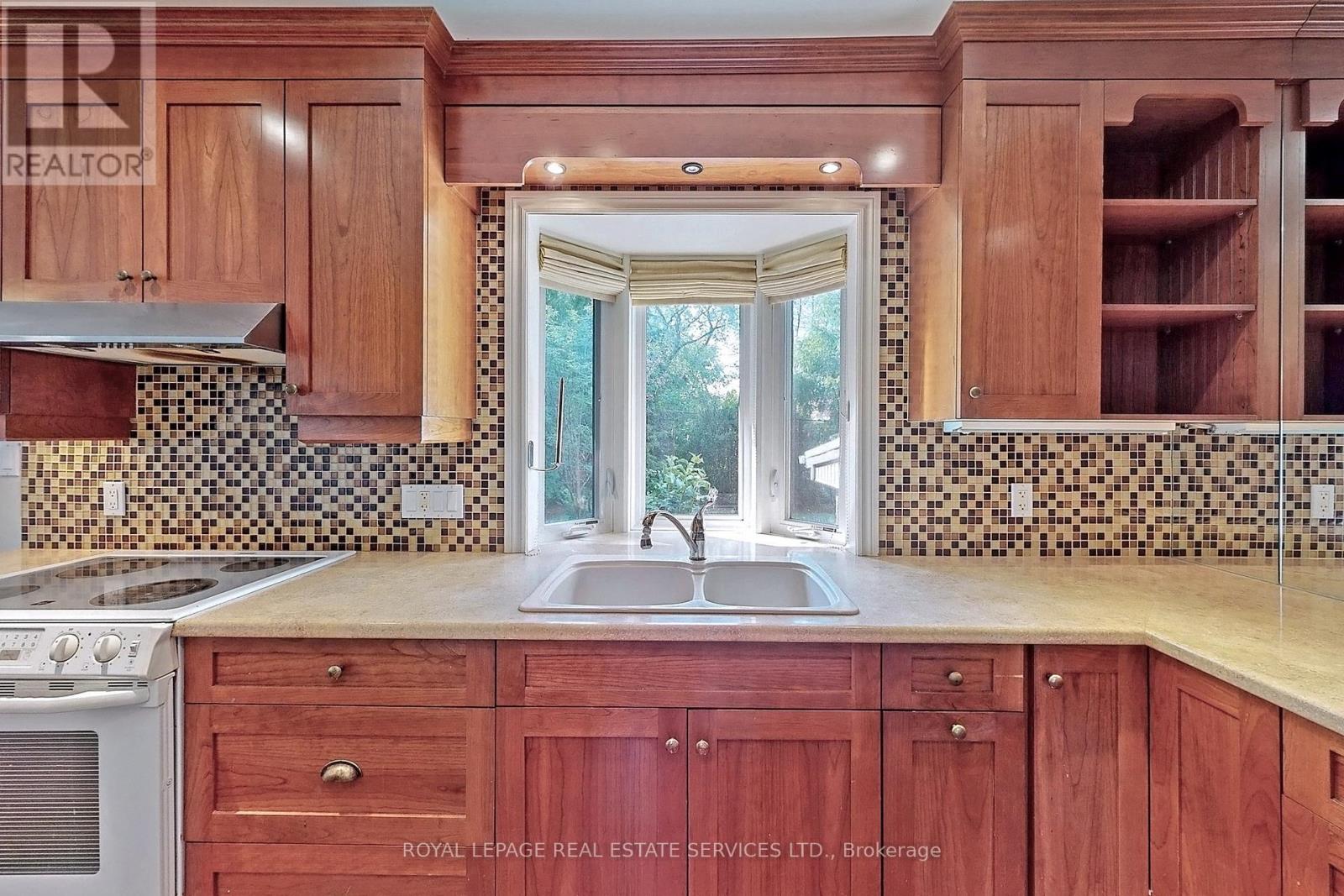 4011 Grapehill Avenue, Burlington, Ontario  L7L 1R1 - Photo 10 - W12456634