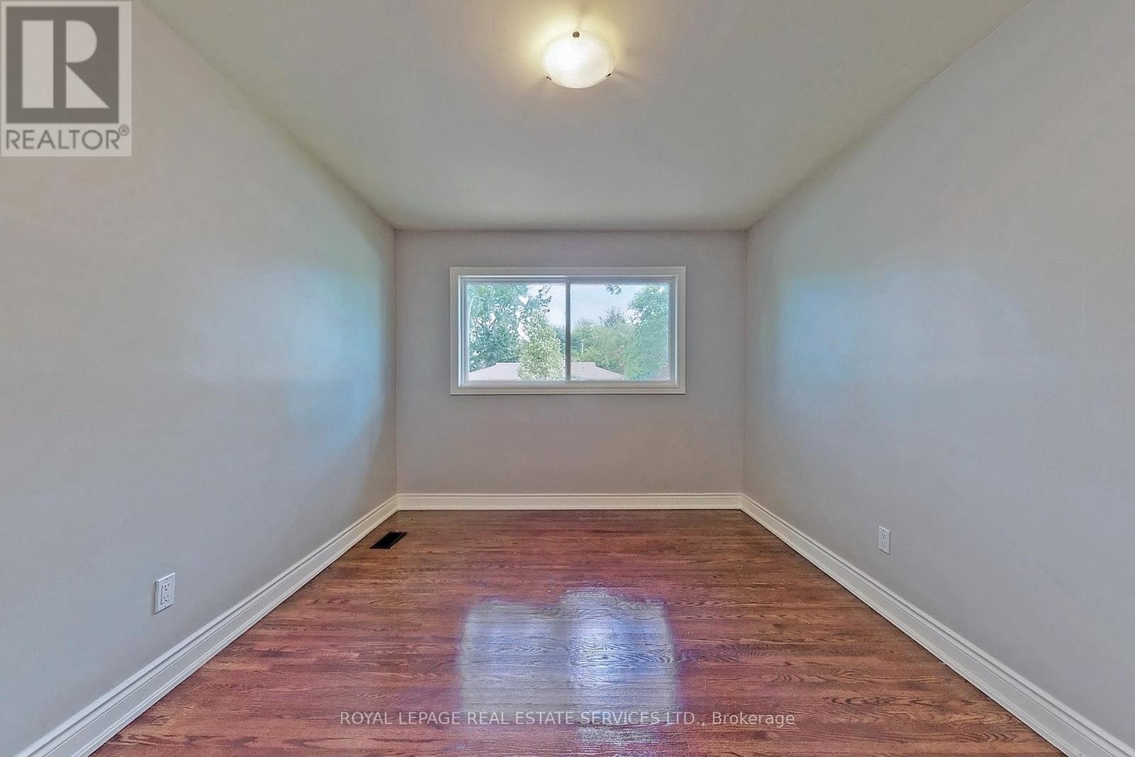 4011 Grapehill Avenue, Burlington, Ontario  L7L 1R1 - Photo 12 - W12456634