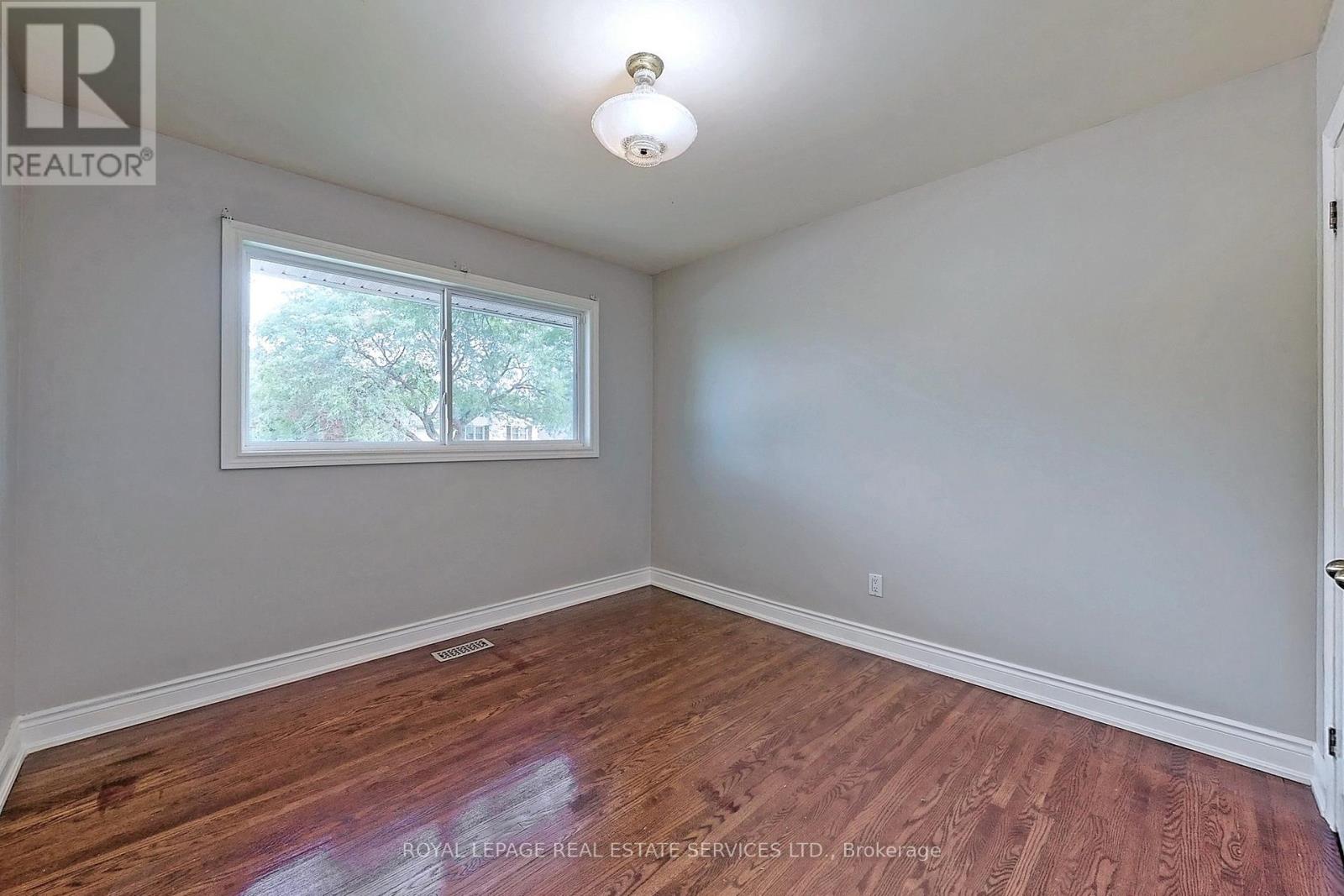 4011 Grapehill Avenue, Burlington, Ontario  L7L 1R1 - Photo 15 - W12456634