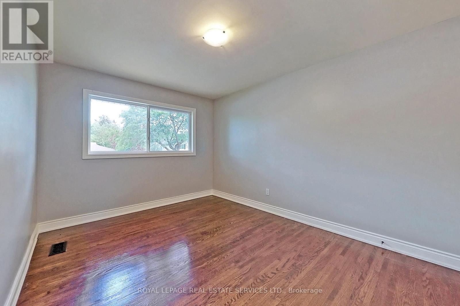 4011 Grapehill Avenue, Burlington, Ontario  L7L 1R1 - Photo 17 - W12456634