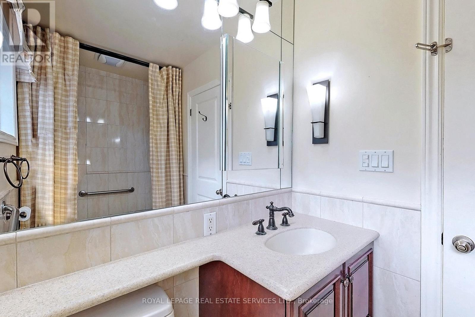 4011 Grapehill Avenue, Burlington, Ontario  L7L 1R1 - Photo 19 - W12456634